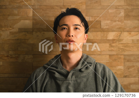 年輕人在桑拿房中出汗美容形象 129170736