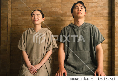 年輕夫婦在桑拿房裡出汗美容形象 年輕夫婦在桑拿房裡出汗美容形象 129170781