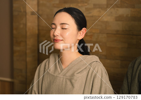 Young couple sweating in the sauna Beauty image 129170783