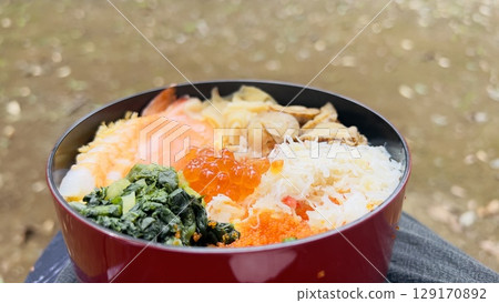 Appetizing seafood bento 129170892
