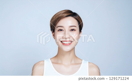 50多歲日本女性的潔白牙齒 129171224