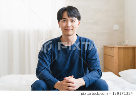 一個年輕人享受愉快的早晨生活方式圖像 一個年輕人享受愉快的早晨生活方式圖像 129171334
