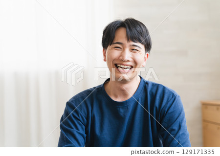 一個年輕人享受愉快的早晨生活方式圖像 一個年輕人享受愉快的早晨生活方式圖像 129171335