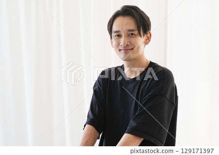 年輕人接受脊椎按摩師的按摩 年輕人接受脊椎按摩師的按摩 129171397