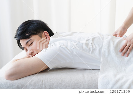 年輕人接受治療師的按摩美容形象 年輕人接受治療師的按摩美容形象 129171399