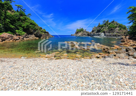 [Shimane Prefecture] Jodogaura Beach on Oki Island (Dogo) on a clear day 129171441