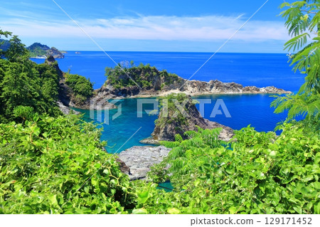 [Shimane Prefecture] Jodogaura Underwater Park on Oki Island on a clear day (Dogo Island) 129171452