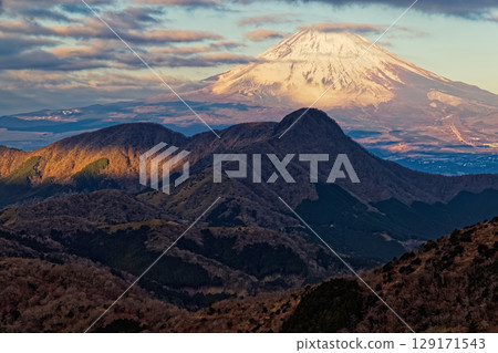 Morning view of Mt. Kintoki and Mt. Fuji from Mt. Myojin-ga-take in Hakone Morning view of Mt. Kintoki and Mt. Fuji from Mt. Myojin-ga-take in Hakone 129171543