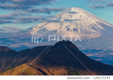 Morning view of Mt. Kintoki and Mt. Fuji from Mt. Myojin-ga-take in Hakone Morning view of Mt. Kintoki and Mt. Fuji from Mt. Myojin-ga-take in Hakone 129171545