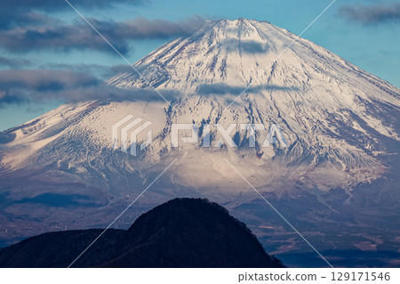 Morning view of Mt. Kintoki and Mt. Fuji from Mt. Myojin-ga-take in Hakone Morning view of Mt. Kintoki and Mt. Fuji from Mt. Myojin-ga-take in Hakone 129171546