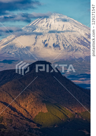 Morning view of Mt. Kintoki and Mt. Fuji from Mt. Myojin-ga-take in Hakone 129171547
