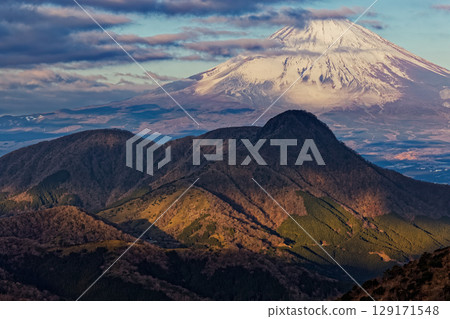 箱根明神岳早晨眺望山和富士山 129171548