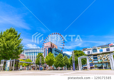 八月的日本橫濱城市景觀。可欣賞中心北站、都築阪急摩天輪等的景色。 八月的日本橫濱城市景觀。可欣賞中心北站、都築阪急摩天輪等的景色。 129171585