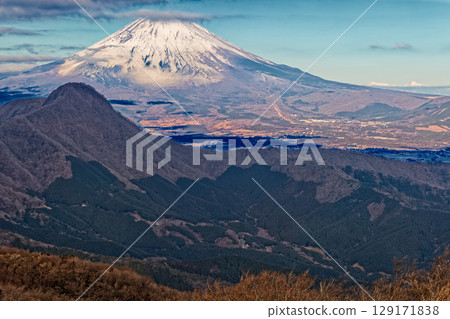 Morning view of Mt. Kintoki, Mt. Fuji, Mt. Kitadake and Mt. Ainotake from Mt. Myojin-ga-take in Hakone 129171838