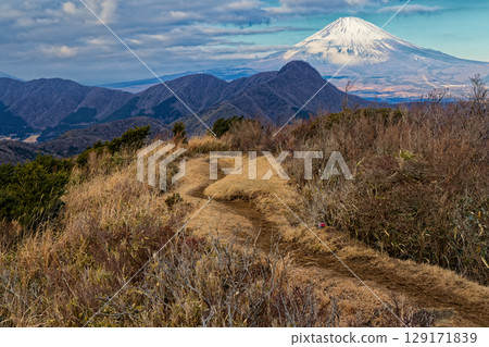 箱根明神岳早晨眺望山和富士山 129171839