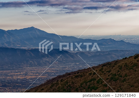 從箱根明神嶽山脊遠眺大山和東京晴空塔 129171840