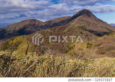 Mount Kintoki and Mount Fuji seen from the Hakone outer rim in winter Mount Kintoki and Mount Fuji seen from the Hakone outer rim in winter 129171927