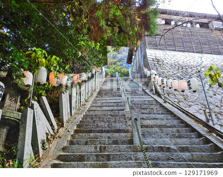 Stairs on the approach to Imai Gion Susa Shrine in Yukuhashi City, Fukuoka Prefecture Stairs on the approach to Imai Gion Susa Shrine in Yukuhashi City, Fukuoka Prefecture 129171969