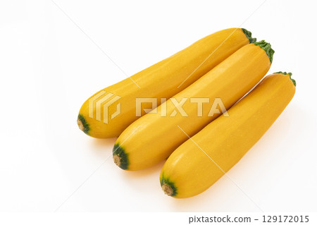 白色背景中的黃色西葫蘆 129172015