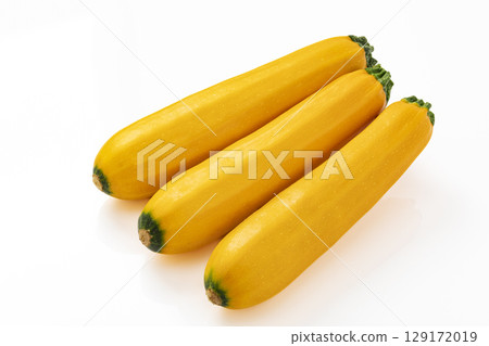 白色背景中的黃色西葫蘆 129172019