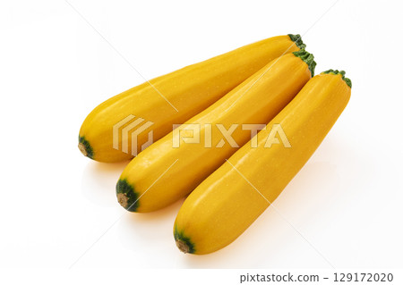 白色背景中的黃色西葫蘆 129172020