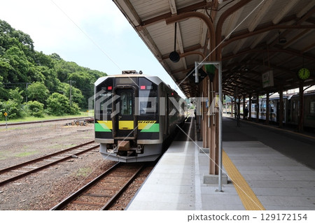 停放在網走站月台的 JR 北海道 H100 系列柴油列車 停放在網走站月台的 JR 北海道 H100 系列柴油列車 129172154