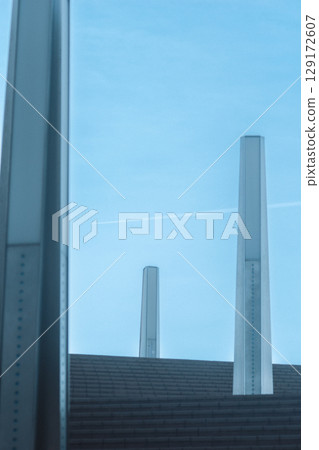 凝結尾跡和三根支柱 凝結尾跡和三根支柱 129172607