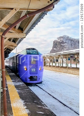 冬季的寒峰岩和薰衣草造型的特快列車“大雪”號 冬季的寒峰岩和薰衣草造型的特快列車“大雪”號 129172609