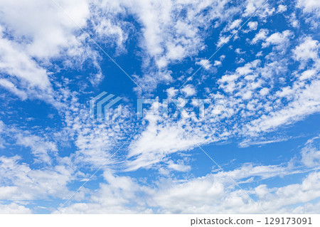 夏日藍天白雲的簡單風景 129173091