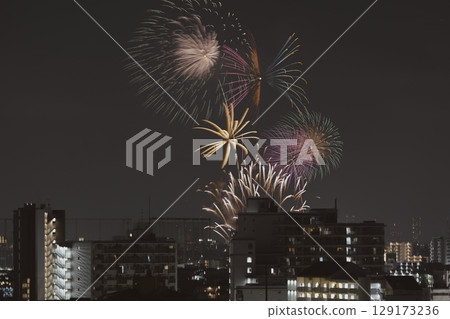大型煙花在夜空中盛開 大型煙花在夜空中盛開 129173236
