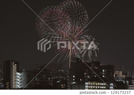 大型煙花在夜空中盛開 大型煙花在夜空中盛開 129173237