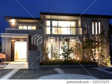 有照明設備的現代住宅 129173275
