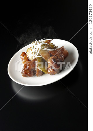在黑色背景下拍攝的熱騰騰的黑醋糖醋豬肉 在黑色背景下拍攝的熱騰騰的黑醋糖醋豬肉 129173439