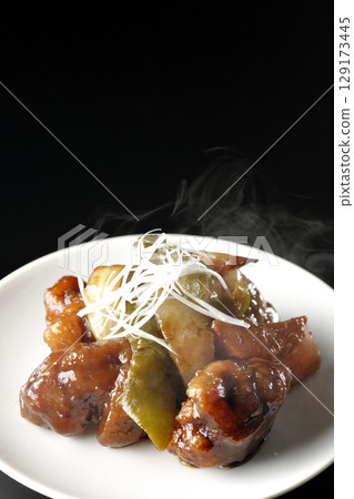 在黑色背景下拍攝的熱騰騰的黑醋糖醋豬肉 在黑色背景下拍攝的熱騰騰的黑醋糖醋豬肉 129173445