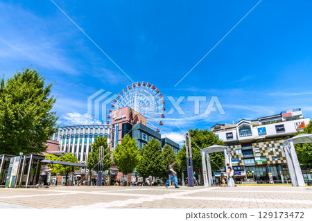 八月的日本橫濱城市景觀。可欣賞中心北站、都築阪急電鐵、摩天輪等的景色。 129173472