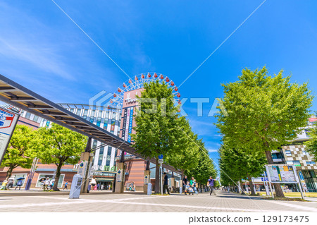 八月的日本橫濱城市景觀。可欣賞中心北站、都築阪急電鐵、摩天輪等的景色。 129173475