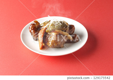 Hot sweet and sour pork with black vinegar 129173542