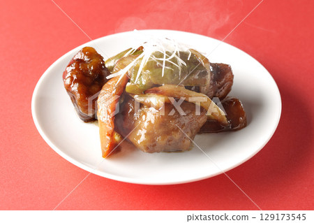 Hot sweet and sour pork with black vinegar 129173545