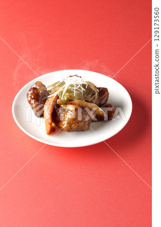 Hot sweet and sour pork with black vinegar 129173560