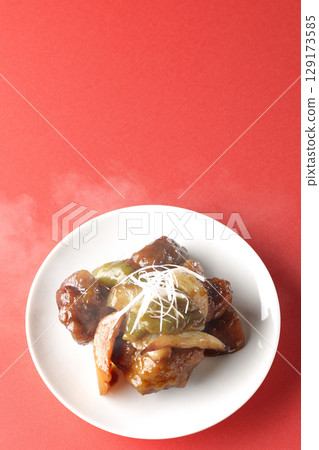 Hot sweet and sour pork with black vinegar 129173585