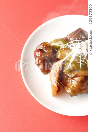 Hot sweet and sour pork with black vinegar 129173590