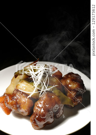 Hot sweet and sour pork with black vinegar 129173612