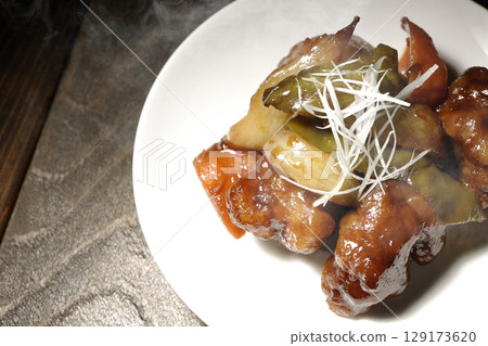Hot sweet and sour pork with black vinegar 129173620