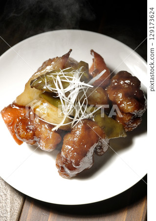 Hot sweet and sour pork with black vinegar 129173624