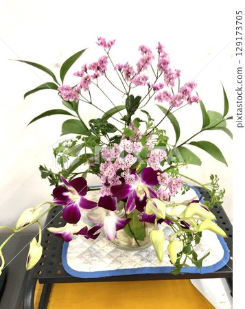 粉紅色的花朵脫穎而出 129173705