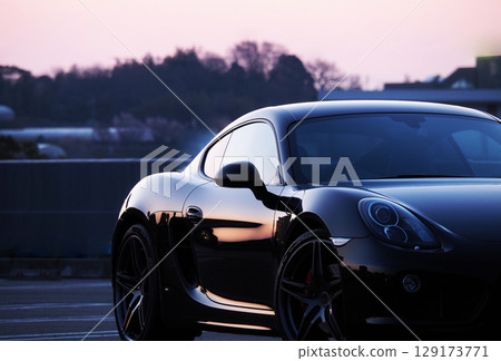 閃亮的黑色跑車 129173771