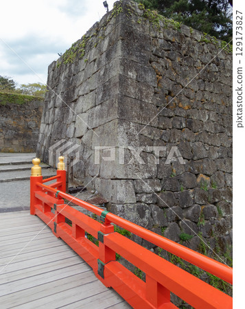Ishigaki of the Tsuruga castle and a corridor bridge 129173827