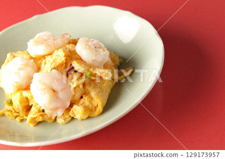 Chinese stir-fried shrimp and eggs 129173957