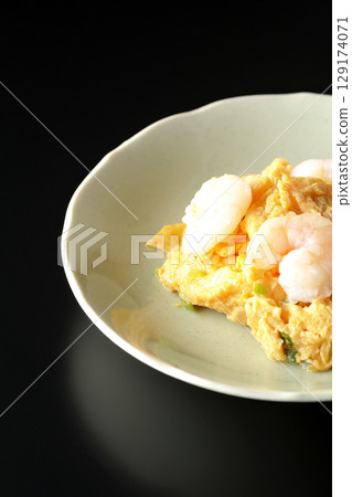 黑色背景下拍攝的中式炒蝦與蛋 129174071