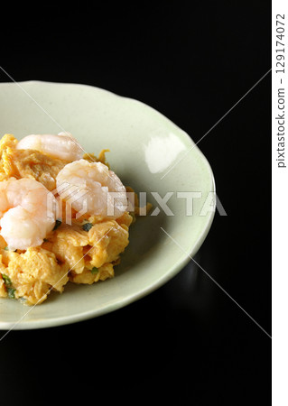 黑色背景下拍攝的中式炒蝦與蛋 129174072